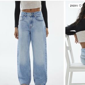 BDG urban outfitters dark blue ripped jeans, DIFFERENT COLOR THEN PICTURE ONLINE